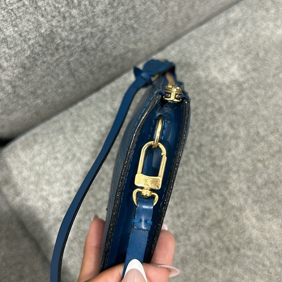 LOUIS VUITTON ÉPI POCHETTE - Picture 5 of 7